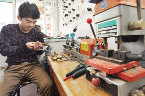 下山镇开锁店为啥“牛号”频现 听开锁师傅讲什么锁最防盗
