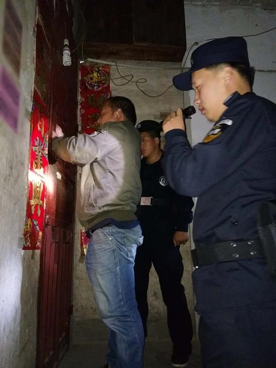 下山镇粗心妈妈误将幼女锁家中 民警全城寻开锁师傅开门