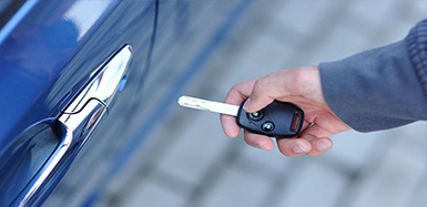 下山镇汽车钥匙锁在车里了怎么办？如何开汽车锁